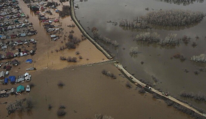 В російському Орську зупинився один з найбільших НПЗ в Росії. Фото