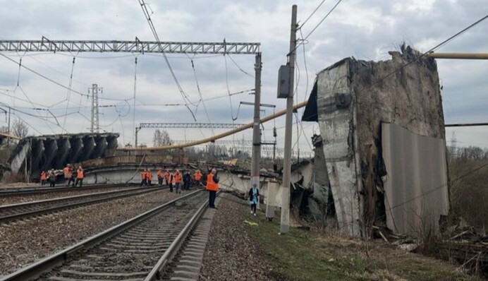 В России мост 