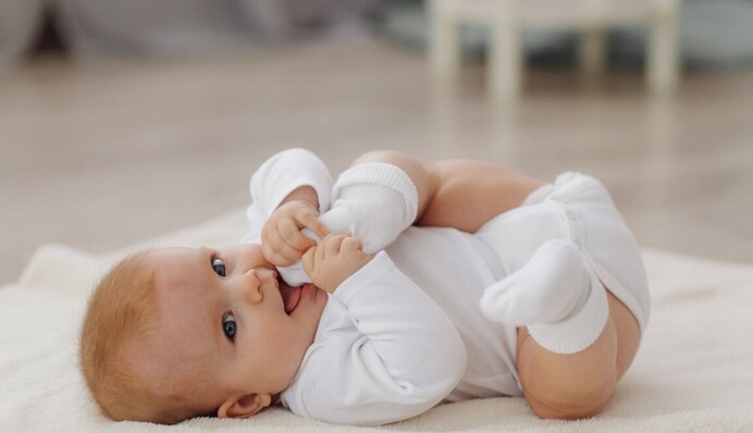 Никогда так не поступайте: почему запрещено смотреть на младенца из-за головы