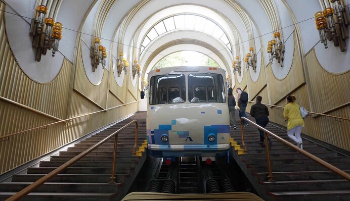 Правоохоронцю, який вбив підлітка у фунікулері, оголосили підозру - яке покарання 