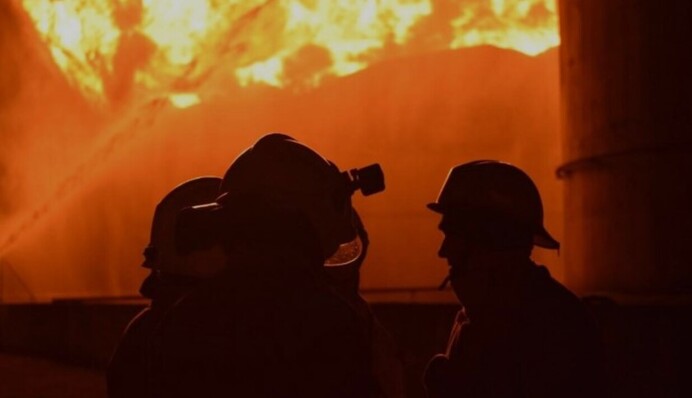 Ворог вдарив по будинку на Полтавщині: спалахнула пожежа, травмовані діти, є жертва
