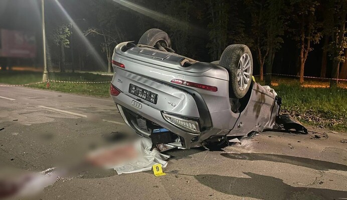Автомобиль летел на страшной скорости: в Ужгороде в ДТП погибли молодые люди. Фото и видео