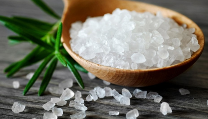 Магический ритуал: для чего ставят под кровать тарелку с солью