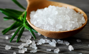 Магический ритуал: для чего ставят под кровать тарелку с солью