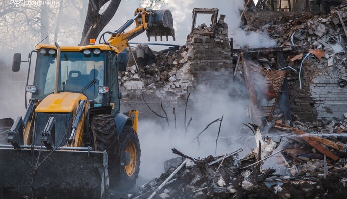 Из-под завалов достали тела женщины с ребенком: последствия обстрелов Донецкой области. Фото
