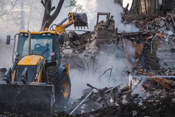 З-під завалів дістали тіла жінки з дитиною: наслідки обстрілів Донеччини. Фото