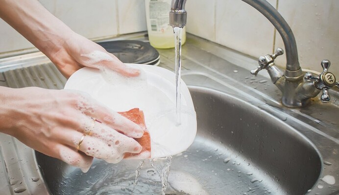 Почему не следует мыть посуду сразу после еды: объясняем приметы