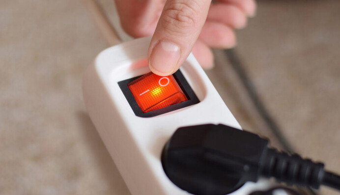 Украинцев призвали экономить свет: озвучены пиковые часы