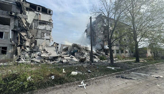 Ворог вдарив по багатоповерхівці на Донеччині, під завалами є люди, фото