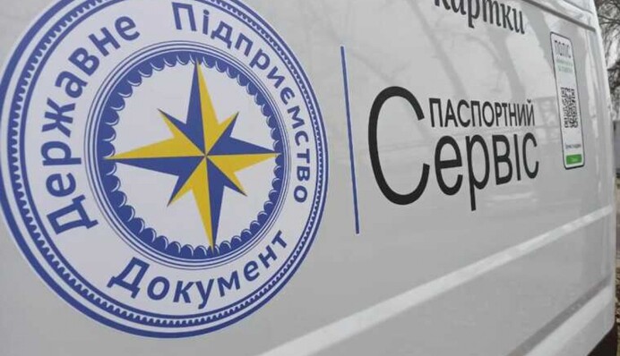 За рубежом длинные очереди из украинцев возле паспортных столов: чего боятся мужчины