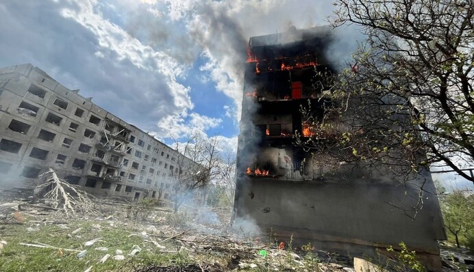 Ворог вдарив по багатоповерхівці в Очеретиному: тіло жінки витягли з-під завалів, фото