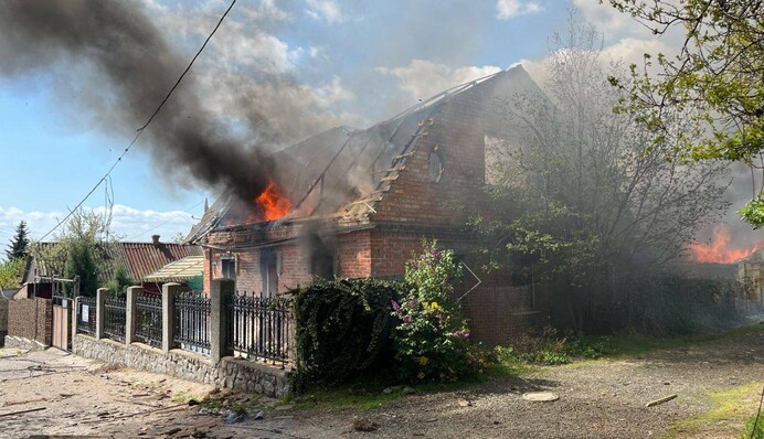Росія вдарила по Дніпру: понівечені будинки, серед постраждалих - підліток. Фото