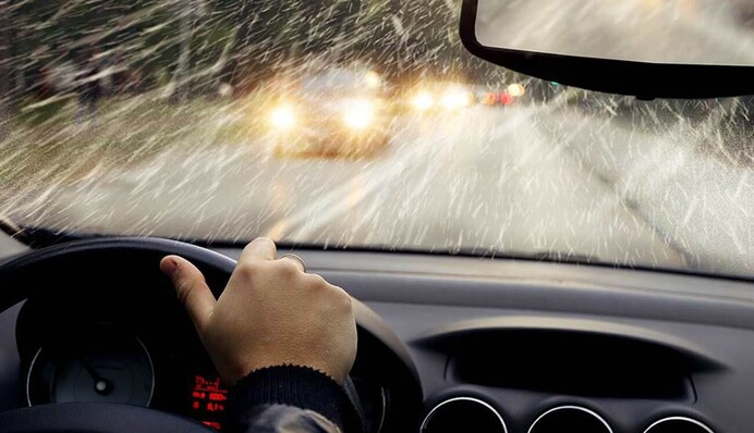 Риск аварий зашкаливает: как улучшить видимость авто во время дождя