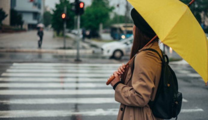 Киев накроют мощные ливни и грозы, температура упадет до зимних +3
