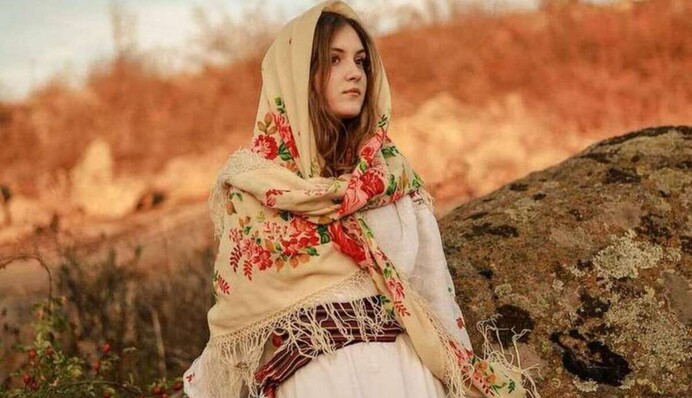 Женщины завязывали большой платок во время работы в огороде: какой праздник 16 апреля и что нельзя делать в этот день