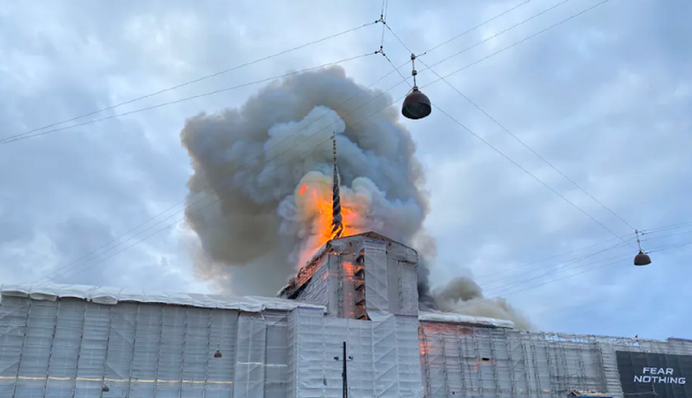 У Копенгагені спалахнула історична будівля біржі, якій 400 років. Фото і відео