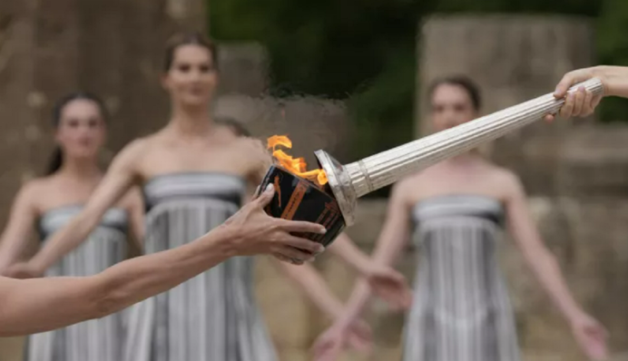 В Греции зажгли огонь для Олимпийских игр-2024 в Париже. Видео