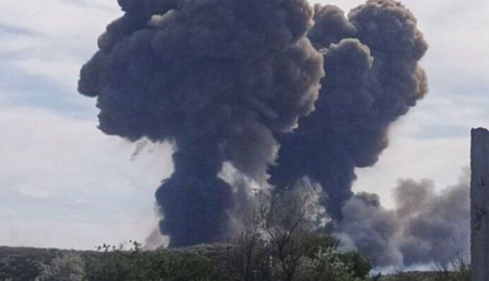 В Крыму прогремели взрывы в районе военного аэродрома, начался пожар. Фото и видео