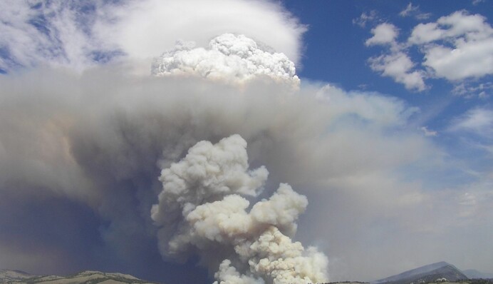 Детонируют боеприпасы, оккупанты перекрыли дороги: всплыли новые подробности "бавовны" в Джанкое