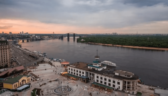 Нізащо не впізнати: в мережі показали одне з перших фото Поштової площі в Києві