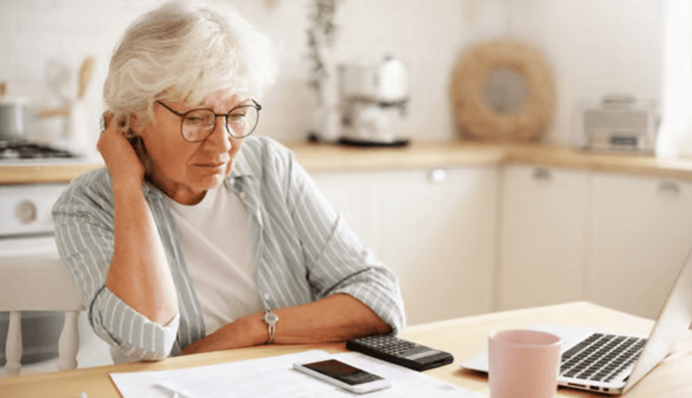 Выплаты затянут еще на месяц: когда работающие пенсионеры получат повышенные пенсии