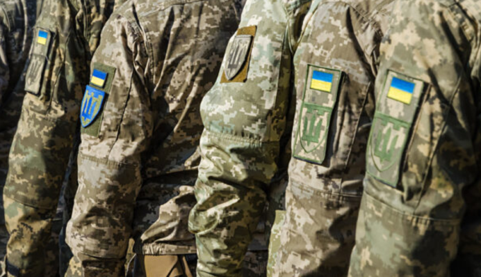 Ждать депортацию? Как новый закон о мобилизации отразится на украинцах за границей