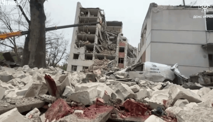 Ракетна атака РФ: в Чернігові відомо про 14 вбитих і 61 пораненого, під завалами люди