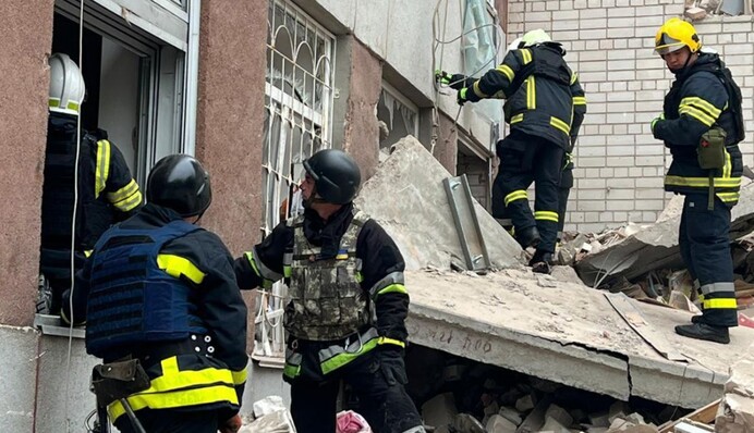 Перші хвилини після удару по Чернігову: поліція показала відео