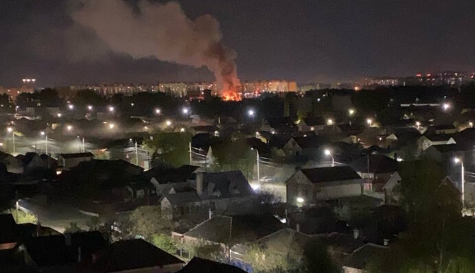 В Воронеже раздались мощные взрывы, над городом черный столб дыма. Фото и видео