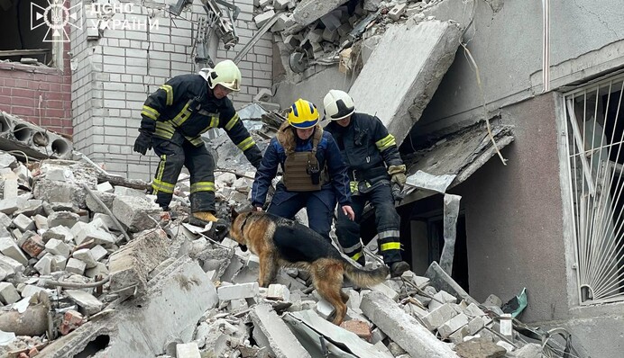 У Чернігові зросла кількість жертв удару: останні дані та фото розбору завалів