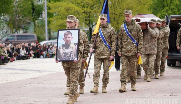 Погиб за день до 32-летия. Фоторепортаж с прощания в Киеве с активистом Павлом Петриченко