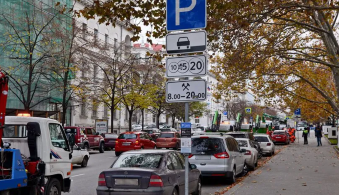В Києві повертають платне паркування: що треба знати водіям