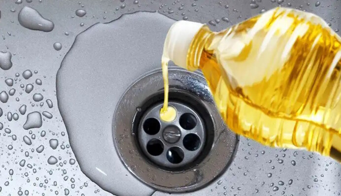 Секреты француженок: для чего заливать масло в раковину