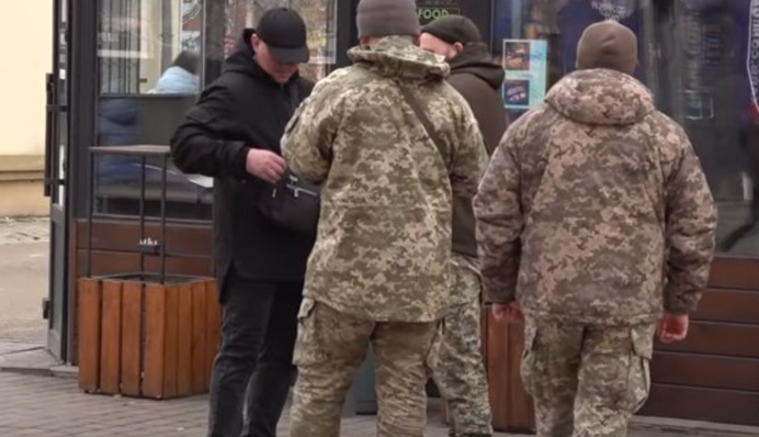 На Закарпатье женщины напали на военных: видео скандала и реакция ТЦК