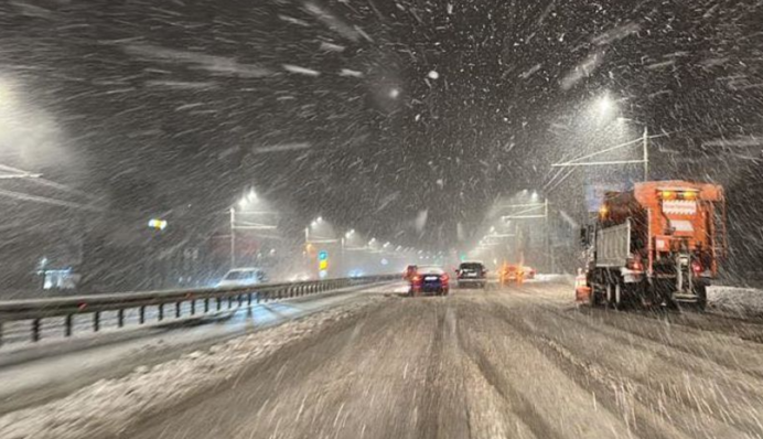 Погодный апокалипсис: Киев засыпает градом, слышен гром. Видео