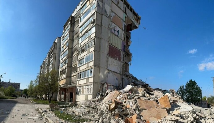 У Вовчанску росіяни зруйнували частину багатоповерхівки: фото наслідків смертельного удару