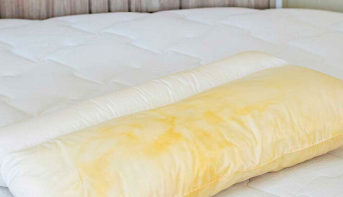 Швидко і недорого: як вивести жовті плями з подушки без прання