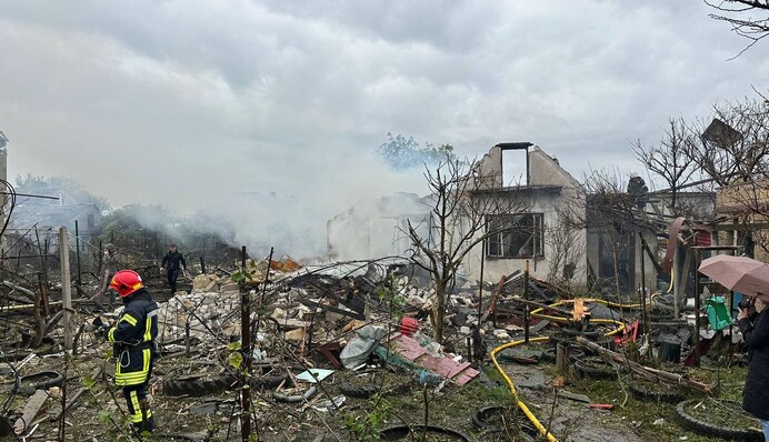 Ворог вдарив ракетами по Одесі: знищені будинки, серед постраждалих - маленька дитина. Фото