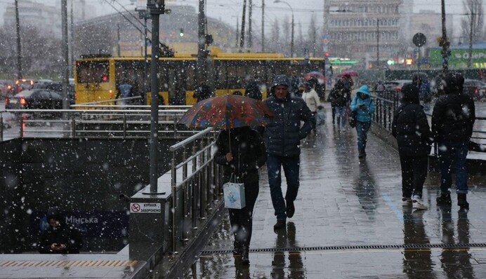 Ураганний вітер валив дерева: Київ накрила негода, фото і відео
