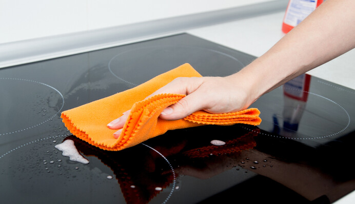 Можна легко зіпсувати покриття: як правильно мити скляну плиту