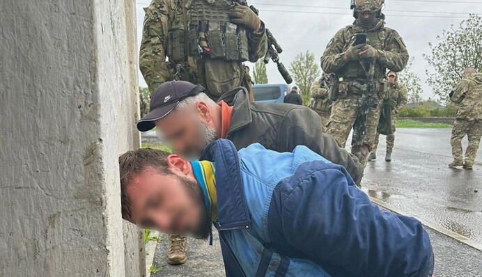 Сбежали из воинской части с оружием: новые подробности о подозреваемых в убийстве полицейского