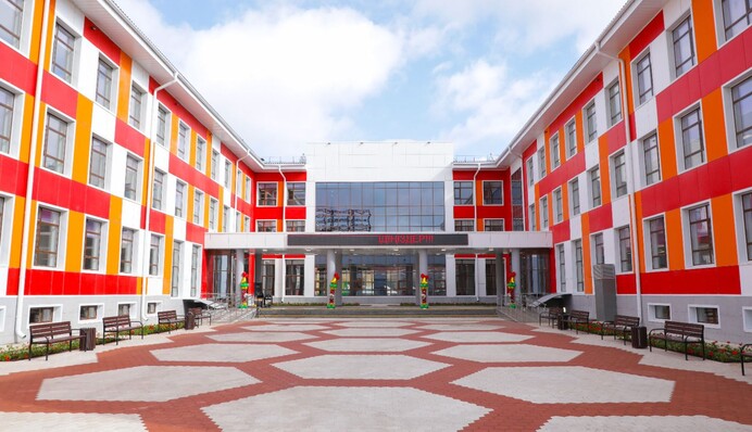 Советская символика и откровенные снимки: лучший лицей Киева возглавила директор с сомнительной репутацией. Фото