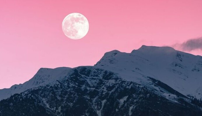 В небі зійде Рожева повня: що чекати знакам Зодіаку в 