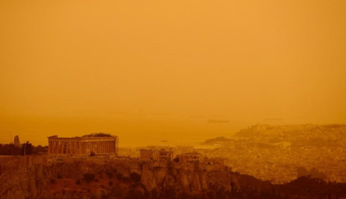 Схоже на марсіанські краєвиди: вражаючі кадри піщаної бурі у Греції