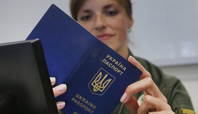 Военнообязанные не смогут получить паспорта за границей, но не все: список исключений