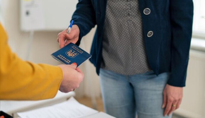 Ограничение выдачи паспортов за рубежом: по ком "ударит" это решение и какими будут последствия для агентуры РФ