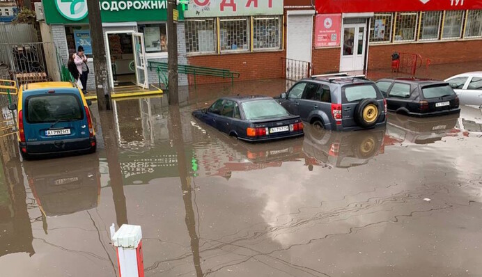 В Киеве улицы превратились в реки, а в Фастове авто пошли под воду: последствия ливня