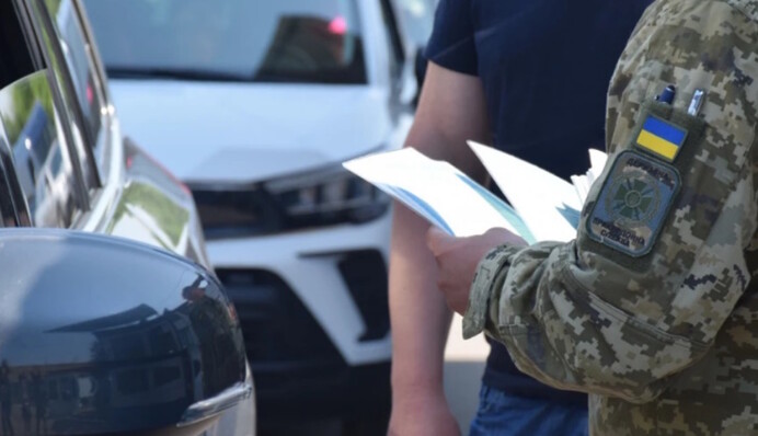 Двое пограничников переправили за границу более 200 уклонистов: подробности дела