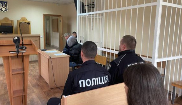 Суд заарештував горе-матір, яка продавала свого сина. Фото з зали суду