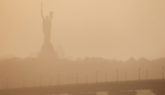 Станет частой гостьей в Украине: откуда взялась африканская пыль и опасно ли это